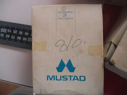 APPROXIMATELY 800 FISHING HOOKS (NEVER BEEN USED).